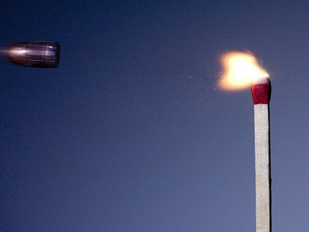 子弹穿过的瞬间