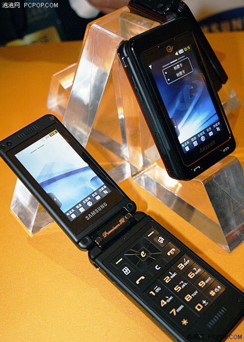 三星联合中国电信发布"臻品"手机W799