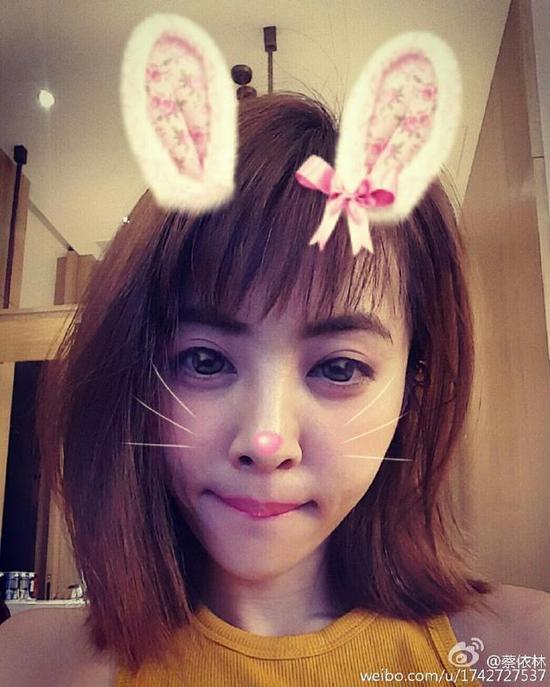 蔡依林晒自拍如18岁少女 扮兔子可爱爆炸