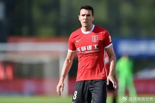 归化新兵就位,国足或迎来中场新核,30岁华裔球星驰援世预赛?