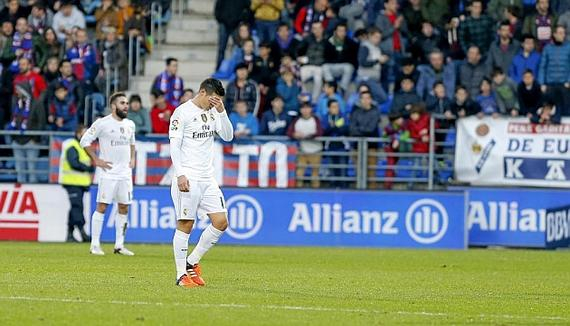 J罗发飙不满贝帅!无视他+怒摔水瓶