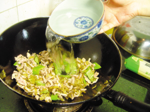 自制爽滑四川酸辣面——菜谱