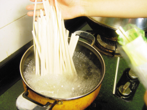 自制爽滑四川酸辣面——菜谱
