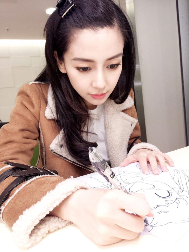 Angelababy六一忙公益 亲手作画鼓舞病患女孩