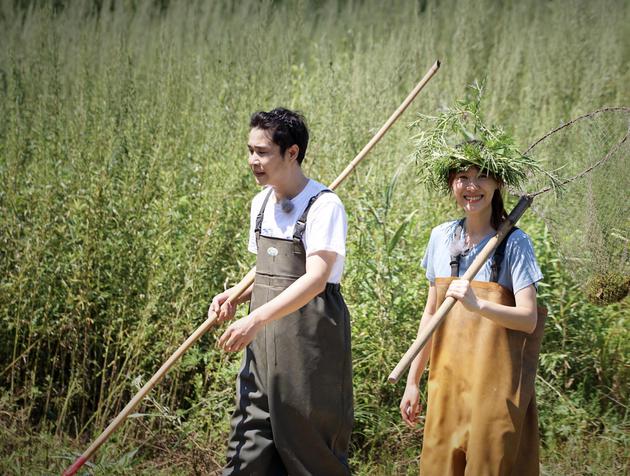 小沈阳录节目回铁岭 捞鱼捉虾引村民集体围观