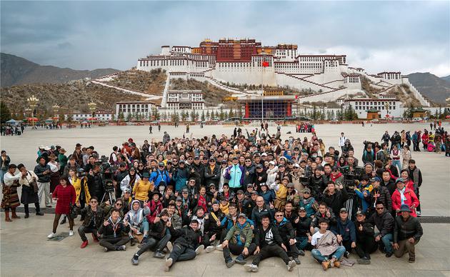 《中国机长》杀青定档930 张涵予等重现川航事件