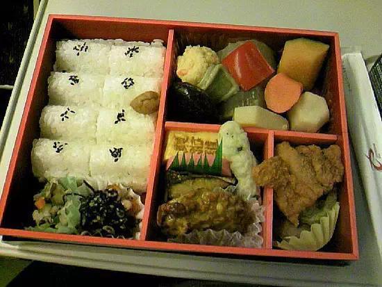 日本铁路便当VS中国火车盒饭,中国盒饭卒