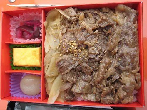 日本铁路便当VS中国火车盒饭,中国盒饭卒