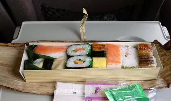 日本铁路便当VS中国火车盒饭,中国盒饭卒