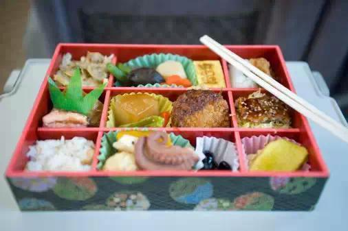 日本铁路便当VS中国火车盒饭,中国盒饭卒