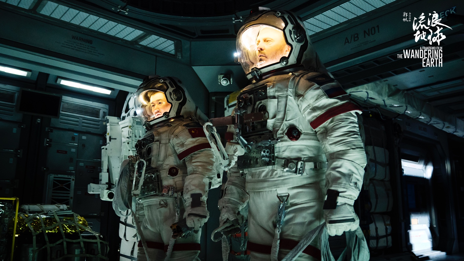 《流浪地球》曝光现场工作照 “战狼”吴京穿航天服上太空