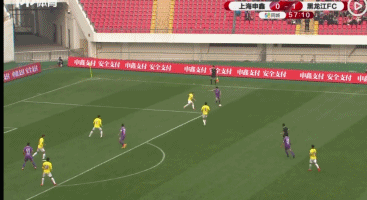 VAR是这么用吗?视频裁判拿纸比越位线 吹掉关键球