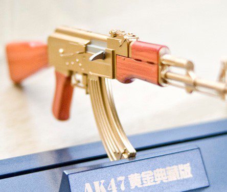 《穿越火线》木仓模特别收藏版—黄金AK47面市