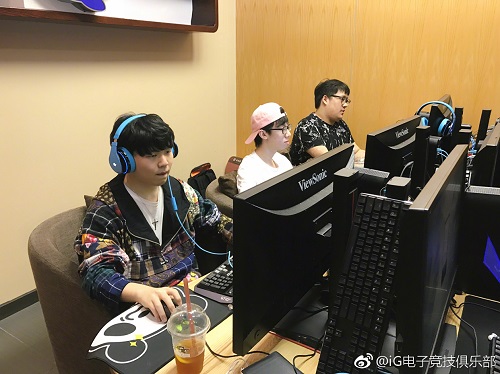 iG集结网鱼开黑 《鲁豫有约》电竞特辑上线