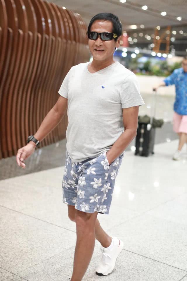 60岁齐秦近照曝光,前段时间还精神抖擞,如今却脸色灰暗,头发谢顶
