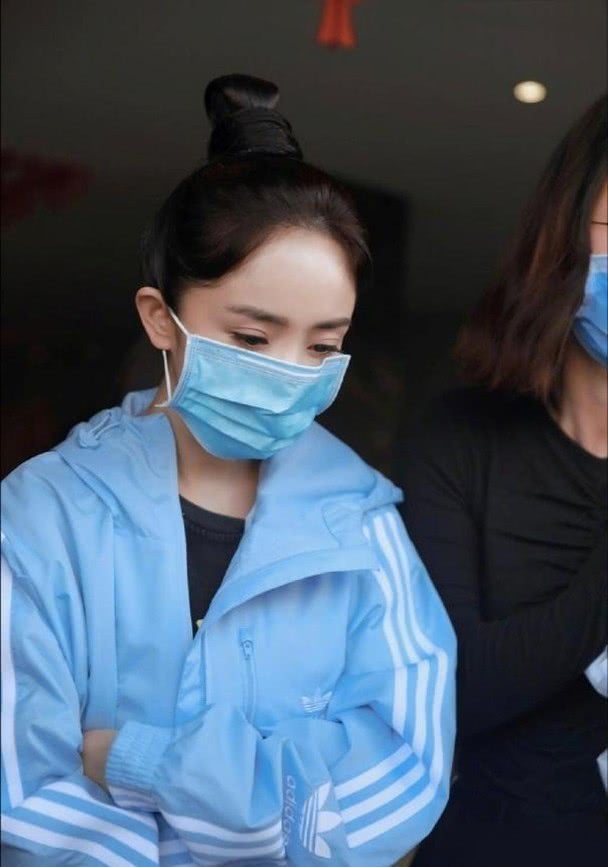工作室公开杨幂素颜照,眼窝青黑凹陷,睡眠不足十分疲惫