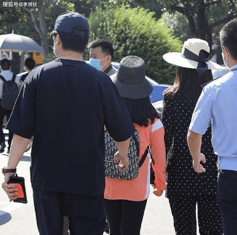 李湘一家人现身机场,整整齐齐都是胖胖的,王诗龄2万元背包抢镜