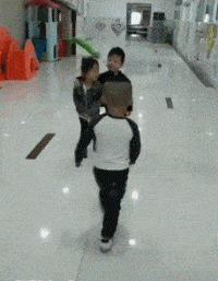 搞笑GIF趣图:妹子掉水里了,一群男人看的很开心!