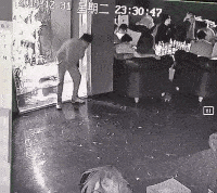 GIF搞笑趣图:美女你长得那么高,都不用走楼梯了