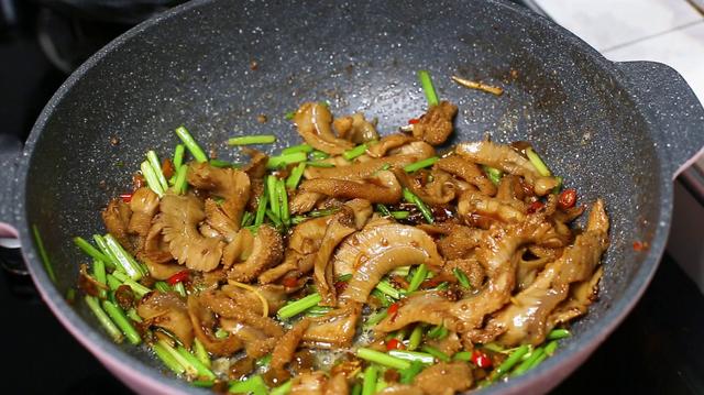 饭店的酸辣牛肚那么好吃,原来大厨都是这样炒的,先收藏了