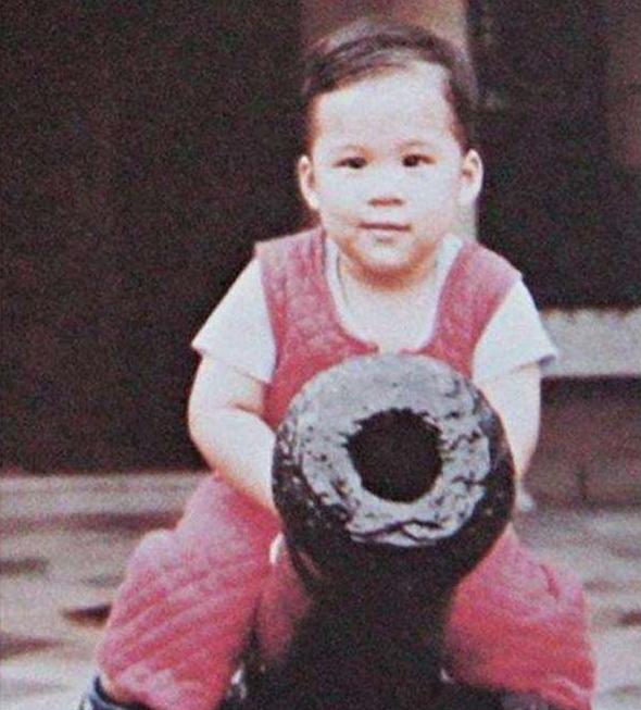 豪门子弟也有缺陷:霍启刚斗鸡眼让妈妈操碎心,赌王五女儿是斜眼
