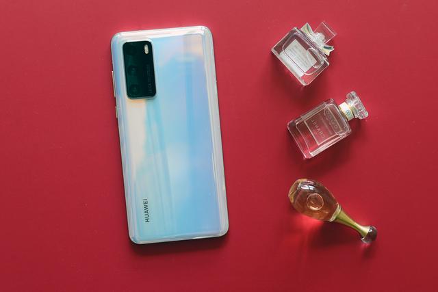 爆款5G手机华为P40开箱:仅175克重量,小巧但依然彪悍