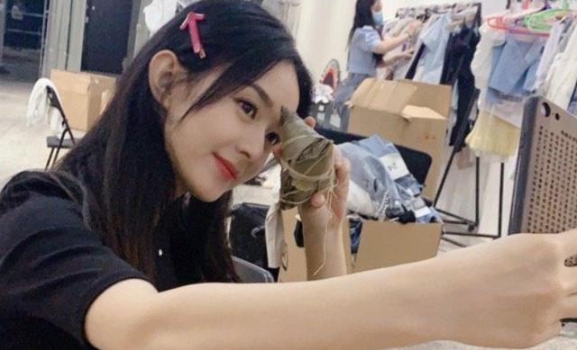 赵丽颖端午节晒自拍笑容甜美,却被造型师偷拍下全过程,表情搞怪