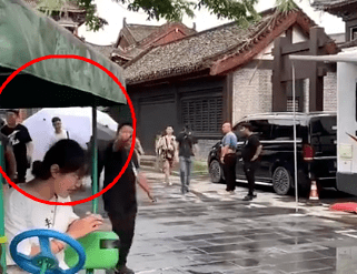 杨紫《青簪行》路透,现身即被超级伞阵包围,还有四五名壮汉开路