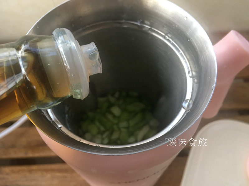 退休老两口晒晚餐,朋友:小日子太精致,酷暑天喝热汤都不用开火