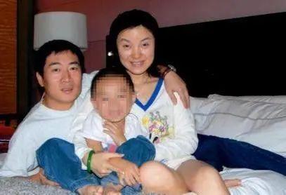 歌手陈红变整容脸,嘟嘟唇眯缝眼脸肿认不出,曾瘫痪如今跳女团舞
