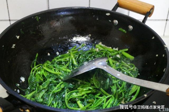 热天,不馋肉只馋它,隔三差五炒一盘,清热又润肤