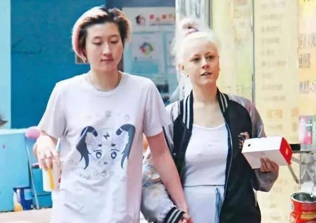 46岁吴绮莉吐露心声,终于放下了成龙和小龙女?坦言:我不得不坚强