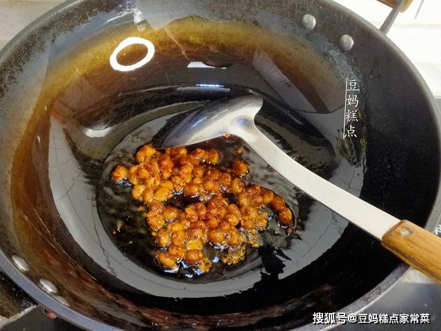 炒这菜,湖南人更喜欢去叶留梗,2分钟就出锅,下饭一流