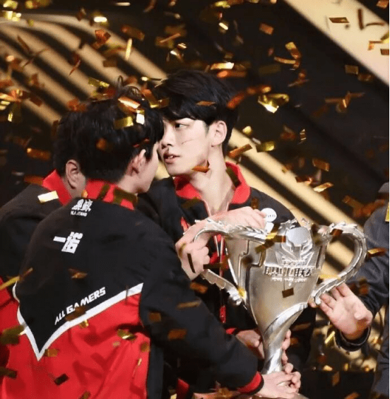 KPL:盘点选手中的"花美男",一诺小奶狗,麟羽神似霸道总裁