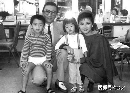 狄波拉风采不减,打扮少女与小11岁丈夫逛商场,对嘴亲吻太腻歪!