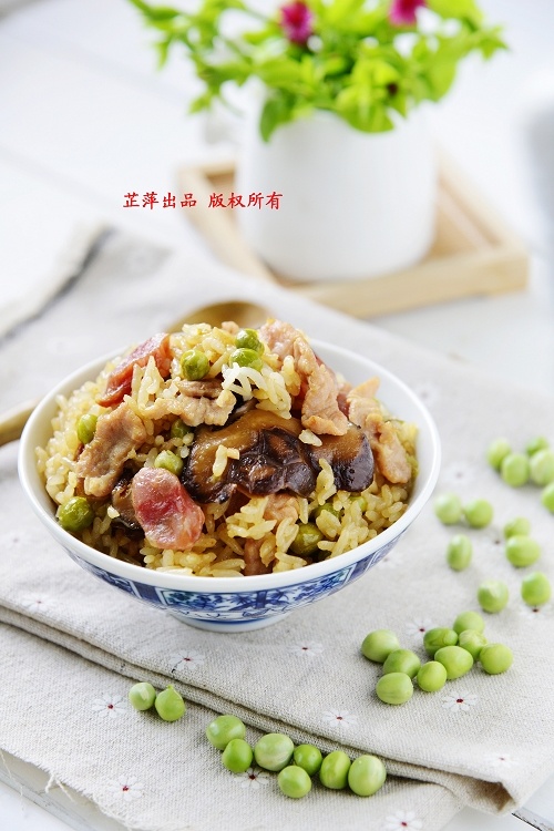 暑天如何做到快速逃离厨房还能享受美味,这样菜饭一锅出是必选—花菇豌豆焖饭