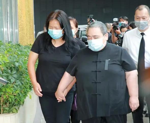 赌王凄凉的长房现状:何超雄自立,何超贤“啃老”,外籍女婿成谜