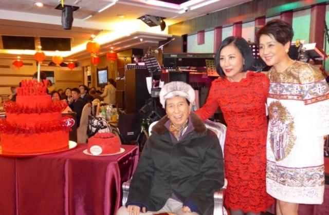 成龙现身赌王葬礼,瘦了很多显老态,与何超琼、利智都是多年好友