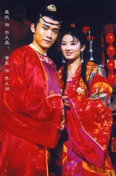 把一手好牌打烂,她也算鼻祖
