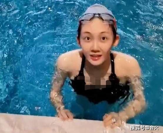 32岁苗苗挺孕肚游泳还劈叉,泳装清纯动人,婚后完全歇业生活滋润