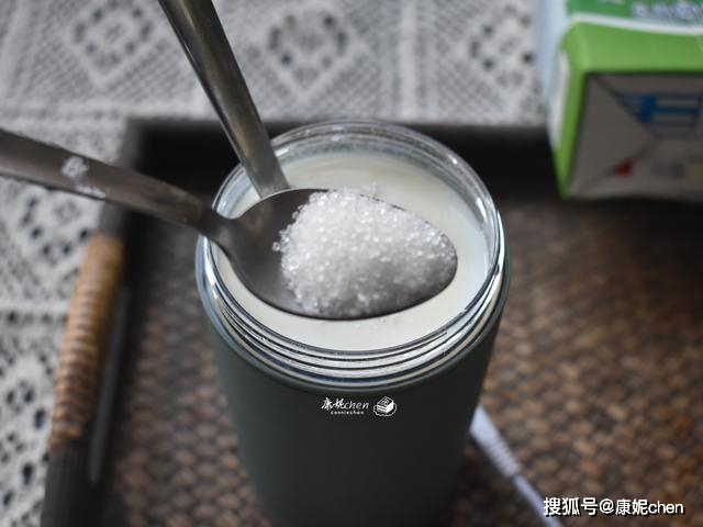自制酸奶拉丝细腻顺滑,比买的实惠,夏天吃它清凉解暑又营养健康