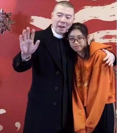 偶遇冯小刚夫妇排队买小吃,网友惊讶:这么大的导演晚餐就吃个煎饼果子