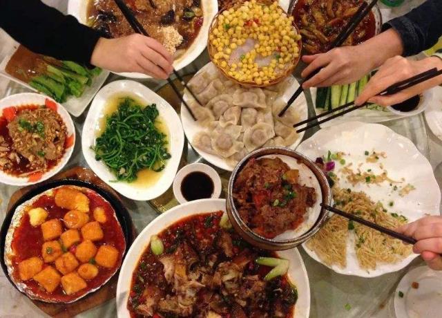 没想到,这5种剩饭菜经过“加热”后,却成了美食,比新鲜吃更棒
