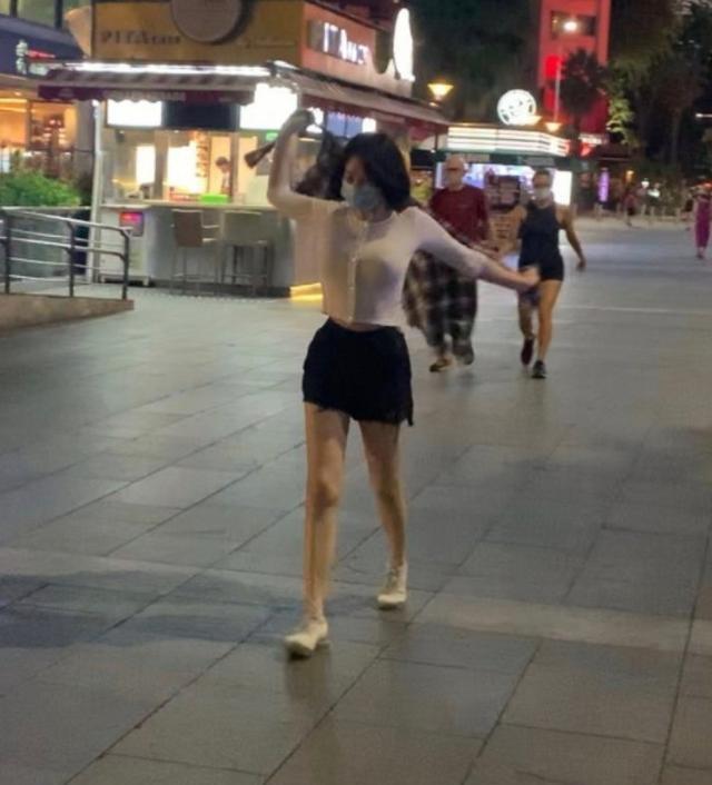 在路人镜头下,许晴身材前凸后翘好不性感,这哪里像51岁?