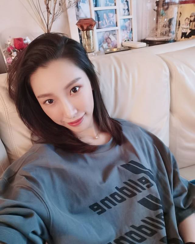 何猷启20岁小三美照曝光,长相清纯五官精致,与正宫不相伯仲