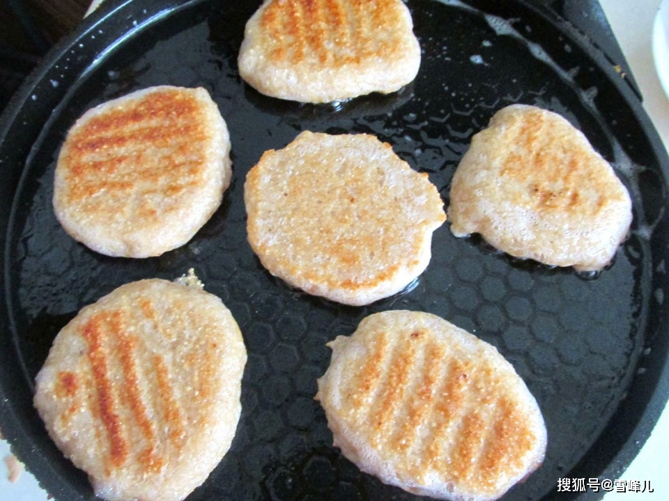 这饼不用面粉不揉面,简单易做营养高,喧软好吃全家都喜欢,真香