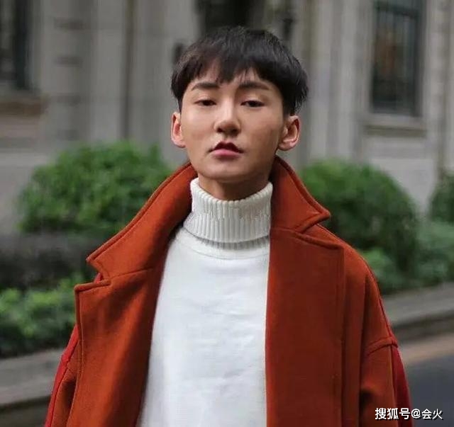 男网红宣布变性,女装多年撞脸多位明星,未修图五官歪斜被指照骗