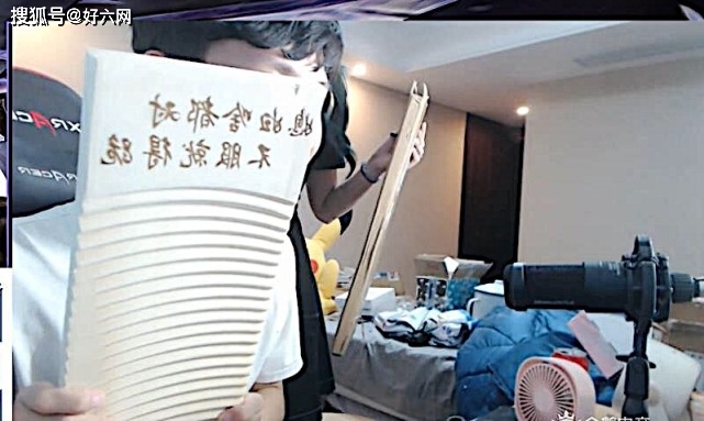 人气主播梦泪的生日直播间,兮兮素颜入镜,不愧是梦嫂,没有架子