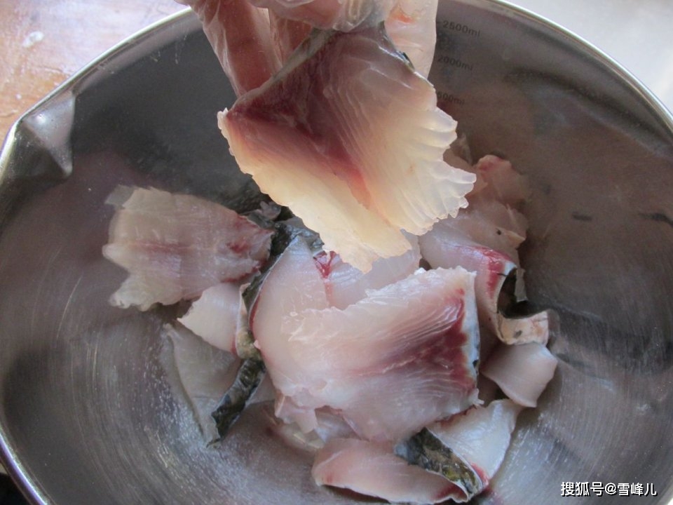 酸菜鱼,鱼片先放还是后放?这步做对了才是酸菜鱼鲜香滑嫩的关键