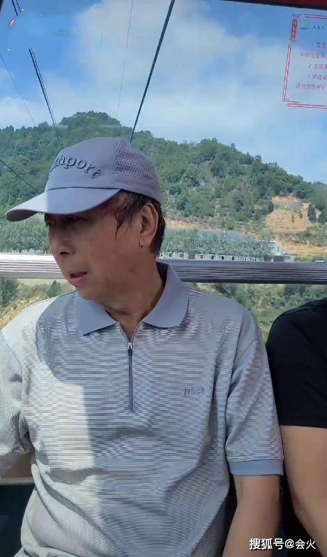 62岁冯巩坐缆车吓得满头汗!私下形象反差大,对孙子比儿子还亲